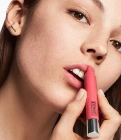 Clinique Chubby Stick Moisturizing Lip Colour Balm - Graped-up -Cosmeticawinkel 1039x1200