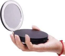 UNIQ Drievoudige Compacte Reisspiegel Met LED (vergroting 5x En 10x) - Make Up Spiegel Met Verlichting - Zwart 11 UNIQ Drievoudige Compacte Reisspiegel Met LED (vergroting 5x En 10x) - Make Up Spiegel Met Verlichting - Zwart -Cosmeticawinkel 1200x1036 2