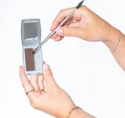 Herome Eye Care Wenkbrauw Poeder Zwart - Compact Brow Powder Nearly Black - Waterproof Verrijkt Met Panthenol - Volumineuze Wenkbrauwen In Een Handomdraai -Cosmeticawinkel 1200x1128 5