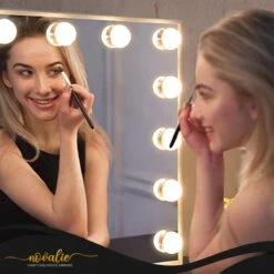 Novalie Hollywood Spiegel Met Verlichting - 65 Cm X 50 Cm - Make Up Spiegel Met Led Lampen – Visagie – Dimbaar / 3 Lichtstanden – Voor Hem / Haar Cadeau – 10x Vergroting – Met Tru-Daylight Verlichting – Wit -Cosmeticawinkel 1200x1200 1004