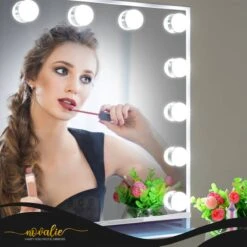 Novalie Hollywood Spiegel Met Verlichting - 65 Cm X 50 Cm - Make Up Spiegel Met Led Lampen – Visagie – Dimbaar / 3 Lichtstanden – Voor Hem / Haar Cadeau – 10x Vergroting – Met Tru-Daylight Verlichting – Wit -Cosmeticawinkel 1200x1200 1006