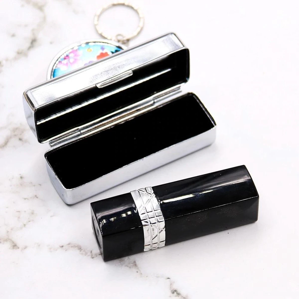 Merkloos Lippenstift Houder - Lippenstiftdoosje - Lipstick Houder - Met Spiegel - Zilver - Metaal 4 Merkloos Lippenstift Houder - Lippenstiftdoosje - Lipstick Houder - Met Spiegel - Zilver - Metaal - Afbeelding 2