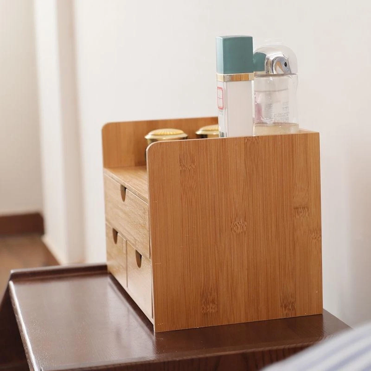 Merkloos Decopatent® Luxe Make-up Organizer Met 3 Lades - Cosmetica Organizer Make Up Met Schuiflade Bamboe Hout - Cosmeticahouder - Toren 5 Merkloos Decopatent® Luxe Make-up Organizer Met 3 Lades - Cosmetica Organizer Make Up Met Schuiflade Bamboe Hout - Cosmeticahouder - Toren - Afbeelding 3