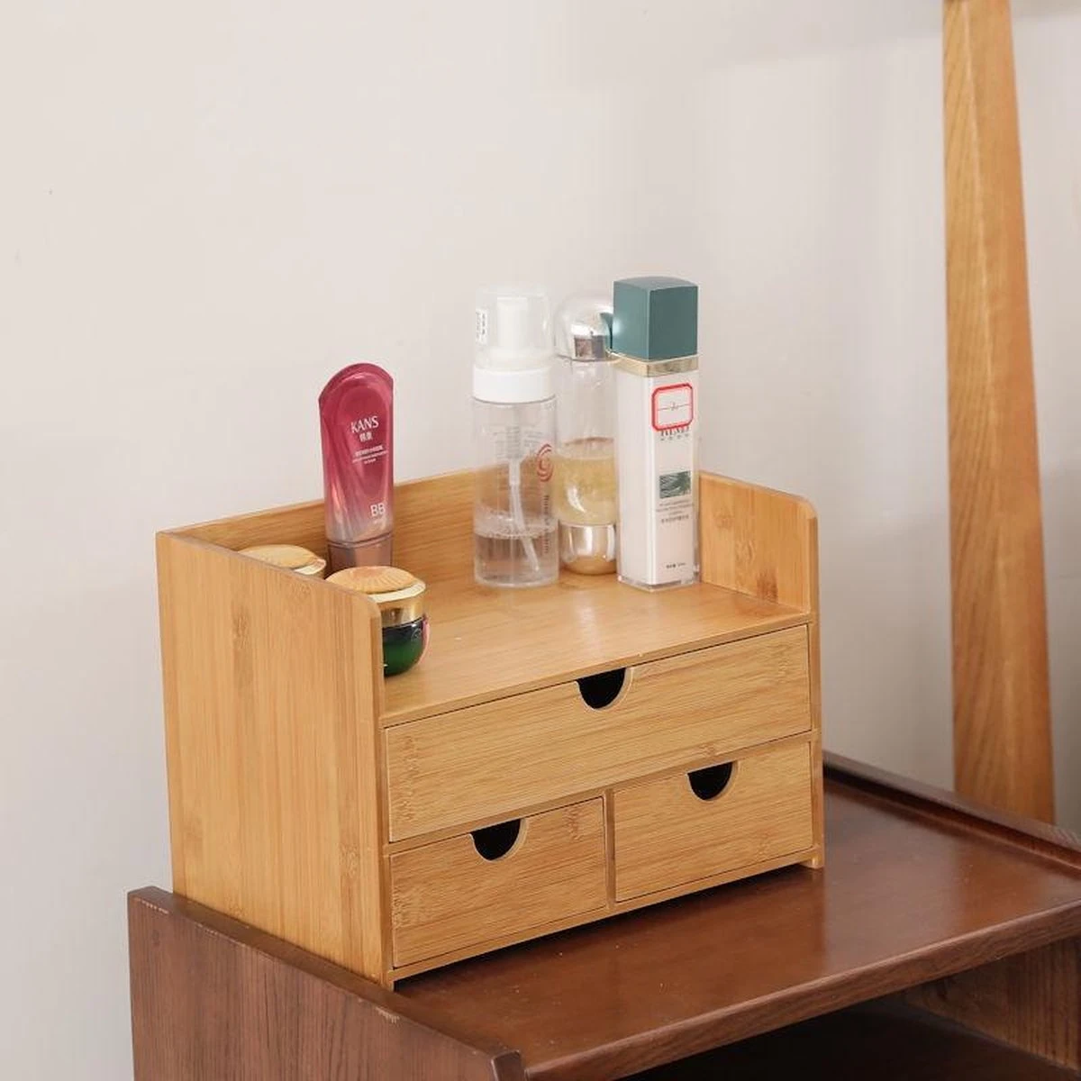 Merkloos Decopatent® Luxe Make-up Organizer Met 3 Lades - Cosmetica Organizer Make Up Met Schuiflade Bamboe Hout - Cosmeticahouder - Toren 7 Merkloos Decopatent® Luxe Make-up Organizer Met 3 Lades - Cosmetica Organizer Make Up Met Schuiflade Bamboe Hout - Cosmeticahouder - Toren - Afbeelding 5