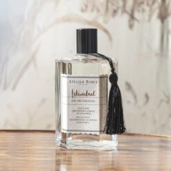 Istanbul Eau De Cologne Atelier Rebul (250ml) - Kruidige Geur - Unisex 8 Istanbul Eau De Cologne Atelier Rebul (250ml) - Kruidige Geur - Unisex -Cosmeticawinkel 1200x1200 1443