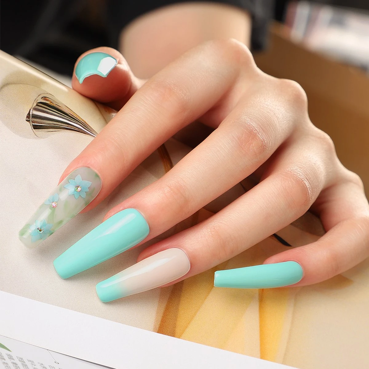 Royala F - Gellak Starterspakket + Inclusief Portable UV LED Lamp + Met 6 Verschillende Gellak Kleuren - Gellak Lamp – Topcoat - Basecoat - Alle Benodigdheden In Eén 14 Royala F - Gellak Starterspakket + Inclusief Portable UV LED Lamp + Met 6 Verschillende Gellak Kleuren - Gellak Lamp – Topcoat - Basecoat - Alle Benodigdheden In Eén - Afbeelding 12