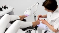 SUNfeet UV Lamp Op Statief - Lamp Voor Gelnagels 80W - LED Lamp Nagels - Gellak Lamp - Nageldroger - Wit -Cosmeticawinkel 1200x674 1