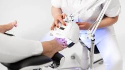 SUNfeet UV Lamp Op Statief - Lamp Voor Gelnagels 80W - LED Lamp Nagels - Gellak Lamp - Nageldroger - Wit -Cosmeticawinkel 1200x674