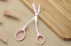 Without Lemons | Wenkbrauwschaar | Wenkbrauw Trimmer | Browshaper | BeautyTool | Gezichts Schaar | Dames| Ontharing | Design | Roze -Cosmeticawinkel 1200x782 3