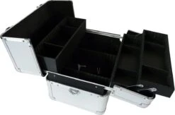 Veronica NAIL-PRODUCTS - Aluminium Koffer - Zilver - 3 Vaks - Draagriem En Afsluitbaar - Beautycase Voor Nagel, Pedicure, Manicure, Visagie, Make-up, Kapper Spullen. 8 Veronica NAIL-PRODUCTS - Aluminium Koffer - Zilver - 3 Vaks - Draagriem En Afsluitbaar - Beautycase Voor Nagel, Pedicure, Manicure, Visagie, Make-up, Kapper Spullen. -Cosmeticawinkel 1200x791 2