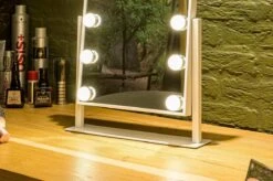 United Entertainment - Hollywood Spiegel Met 12 LEDs - 36x47,5 Cm - Wit 13 United Entertainment - Hollywood Spiegel Met 12 LEDs - 36x47,5 Cm - Wit -Cosmeticawinkel 1200x799 7