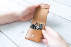 Merkloos Manicure Set - Travel Kit - Luxe 4-delige Set - Met Lederen Opbergetui - Voor Handverzorging - Voetverzorging - Gezichtsverzorging - Nagelschaartje -Cosmeticawinkel 1200x800 12