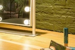 United Entertainment - Hollywood Spiegel Met 12 LEDs - 36x47,5 Cm - Wit 14 United Entertainment - Hollywood Spiegel Met 12 LEDs - 36x47,5 Cm - Wit -Cosmeticawinkel 1200x800 19