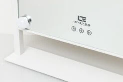 United Entertainment - Hollywood Spiegel Met 12 LEDs - 36x47,5 Cm - Wit 19 United Entertainment - Hollywood Spiegel Met 12 LEDs - 36x47,5 Cm - Wit -Cosmeticawinkel 1200x800 20