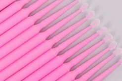 Lashes & More - 100 Stuks Wegwerp Microbrushes - Roze - Wimpers Uitbreiding - Individuele Lash Verwijderen - Wattenstaafje - Micro Borstel Voor Wimper Extensions Tool- Microbrush -Cosmeticawinkel 1200x803 2