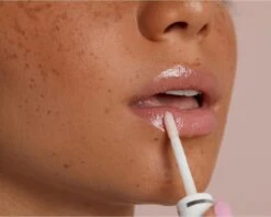 Labello Caring Lip Oil Dress Nude - 5.5 Ml 13 Labello Caring Lip Oil Dress Nude - 5.5 Ml -Cosmeticawinkel 1200x962