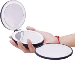 UNIQ Drievoudige Compacte Reisspiegel Met LED (vergroting 5x En 10x) - Make Up Spiegel Met Verlichting - Zwart 12 UNIQ Drievoudige Compacte Reisspiegel Met LED (vergroting 5x En 10x) - Make Up Spiegel Met Verlichting - Zwart -Cosmeticawinkel 1200x965 1