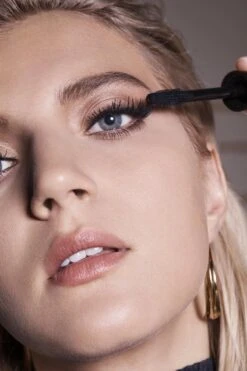 Max Factor False Lash Effect Mascara - Zwart 18 Max Factor False Lash Effect Mascara - Zwart -Cosmeticawinkel 800x1200 7