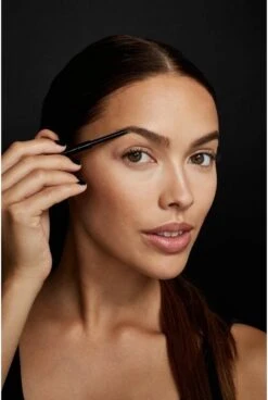 Maybelline Brow Satin Wenkbrauwpotlood - 05 Black Brown -Cosmeticawinkel 806x1200 5