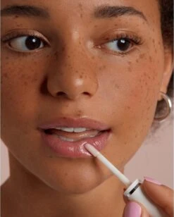 Labello Caring Lip Oil Dress Nude - 5.5 Ml 12 Labello Caring Lip Oil Dress Nude - 5.5 Ml -Cosmeticawinkel 962x1200